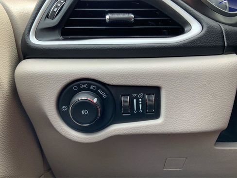 Used 2024 Chrysler Pacifica Touring-L FWD image 17