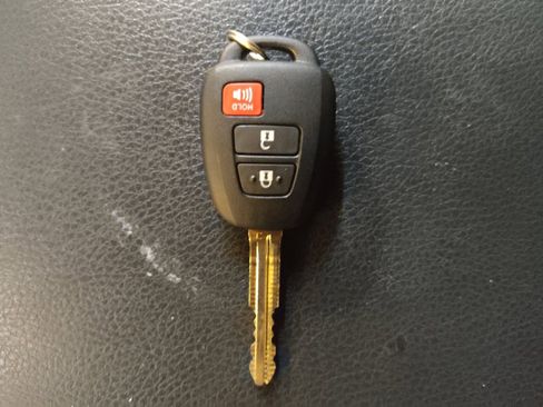 Used 2018 Toyota Highlander LE image 32