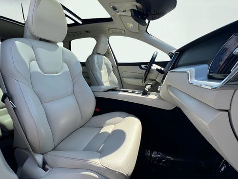 Used 2020 Volvo XC60 T5 Momentum image 29