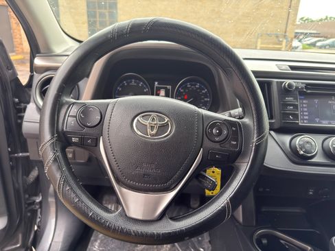 Used 2018 Toyota RAV4 LE FWD image 11