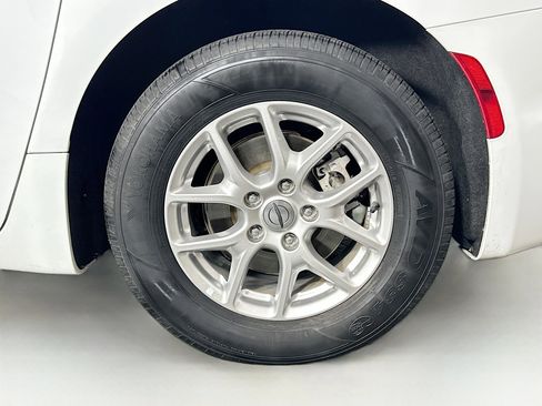 Used 2024 Chrysler Pacifica Touring-L image 11