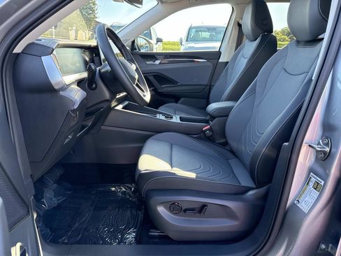 Used 2025 Volkswagen Tiguan SE image 22