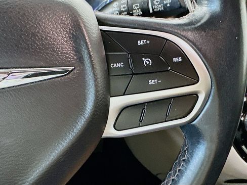 Used 2018 Chrysler Pacifica Touring-L FWD image 24