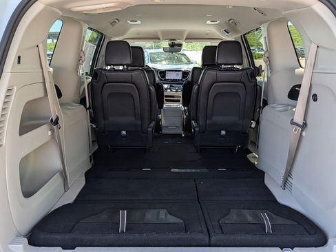 Used 2024 Chrysler Pacifica Touring-L FWD image 18