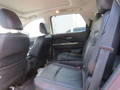 Used 2022 Nissan Pathfinder SL w/ SL Premium Package FWD image 9