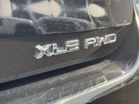 Used 2021 Toyota Highlander XLE AWD/4WD image 12