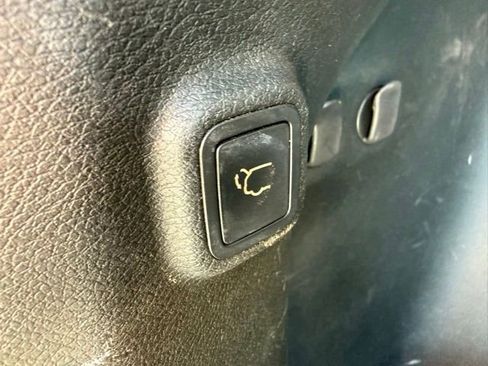 Used 2019 Jeep Cherokee Latitude Plus w/ Comfort/Convenience Group AWD/4WD image 12