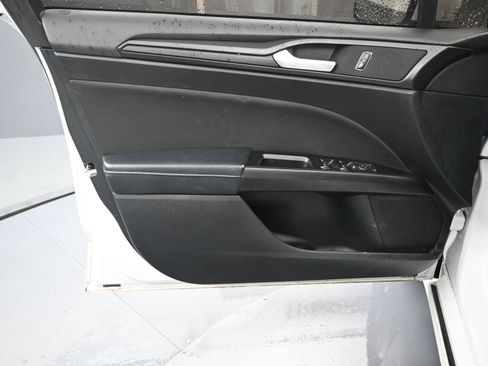 Used 2018 Ford Fusion SE w/ Equipment Group 201A image 16