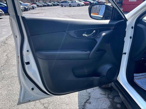 Used 2018 Nissan Rogue S image 12