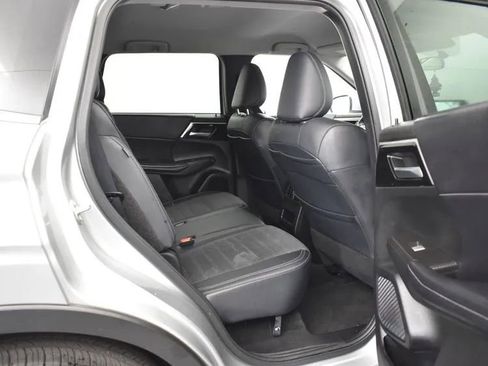 Used 2024 Mitsubishi Outlander FWD image 18