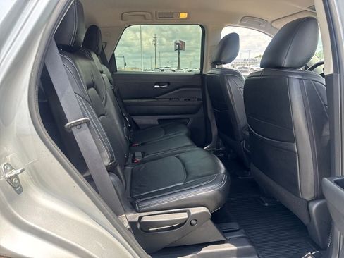 Used 2022 Nissan Pathfinder SV AWD/4WD image 13