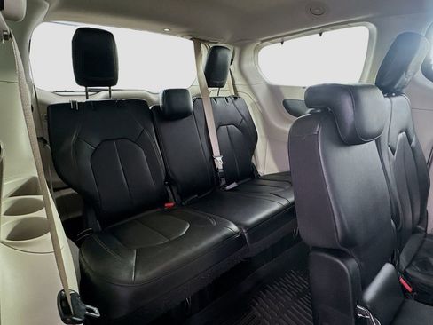 Used 2019 Chrysler Pacifica Touring-L w/ Advanced Safetytec Group image 33
