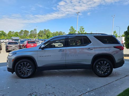 Used 2023 Chevrolet Traverse RS FWD image 4