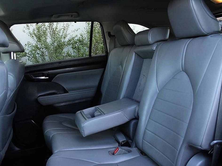 Used 2021 Toyota Highlander XLE FWD image 11