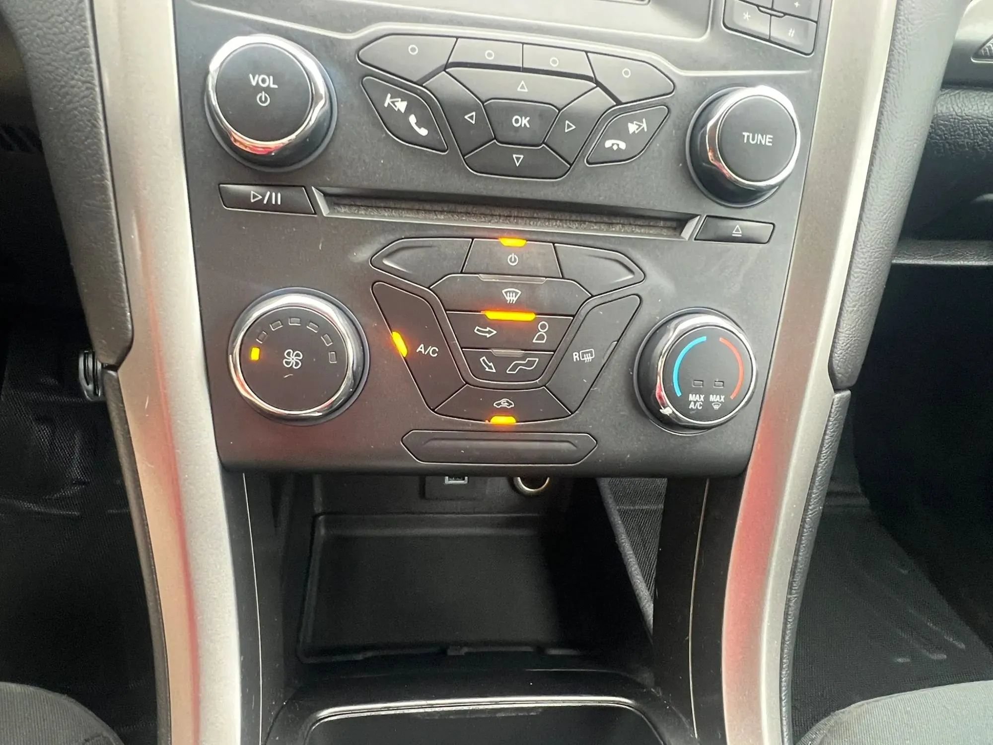 Used 2018 Ford Fusion SE FWD image 21