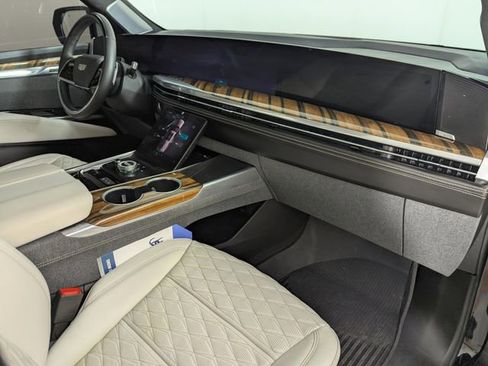 Used 2025 Cadillac Escalade Sport Platinum w/ LPO, Floor Liner Package AWD/4WD image 21