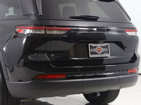 Used 2024 Jeep Grand Cherokee Altitude AWD/4WD image 22