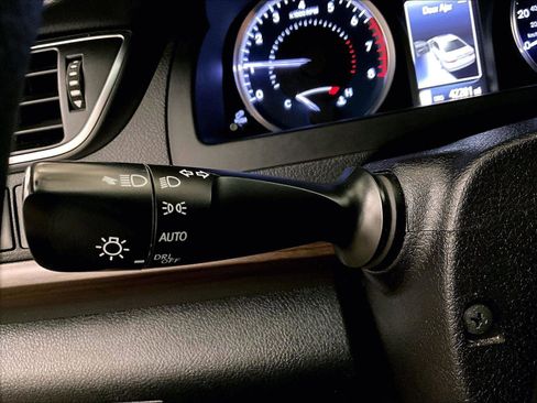 Used 2016 Toyota Camry LE image 30