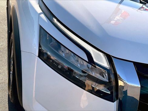 Used 2025 Nissan Pathfinder SV w/ SV Premium Package image 30