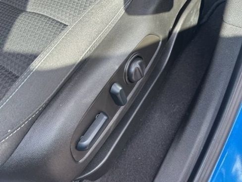 Used 2022 Chevrolet Bolt EUV LT w/ Comfort Package image 13