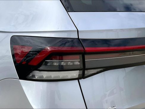 Used 2025 Volkswagen Taos SE FWD image 28