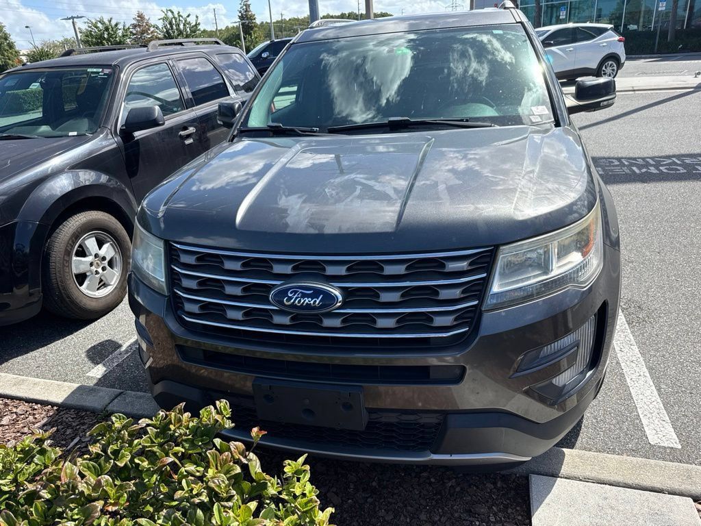 Used 2017 Ford Explorer XLT w/ Equipment Group 201A FWD image 3