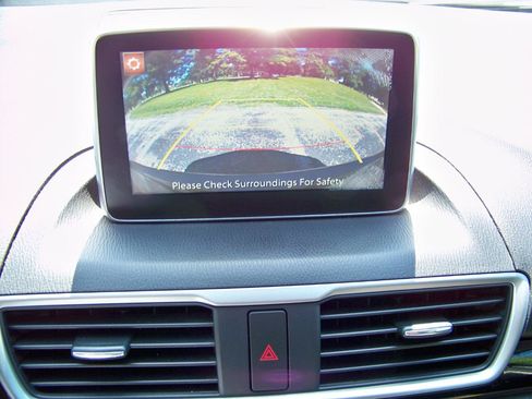 Used 2014 MAZDA MAZDA3 i Touring w/ Technology Package FWD image 21