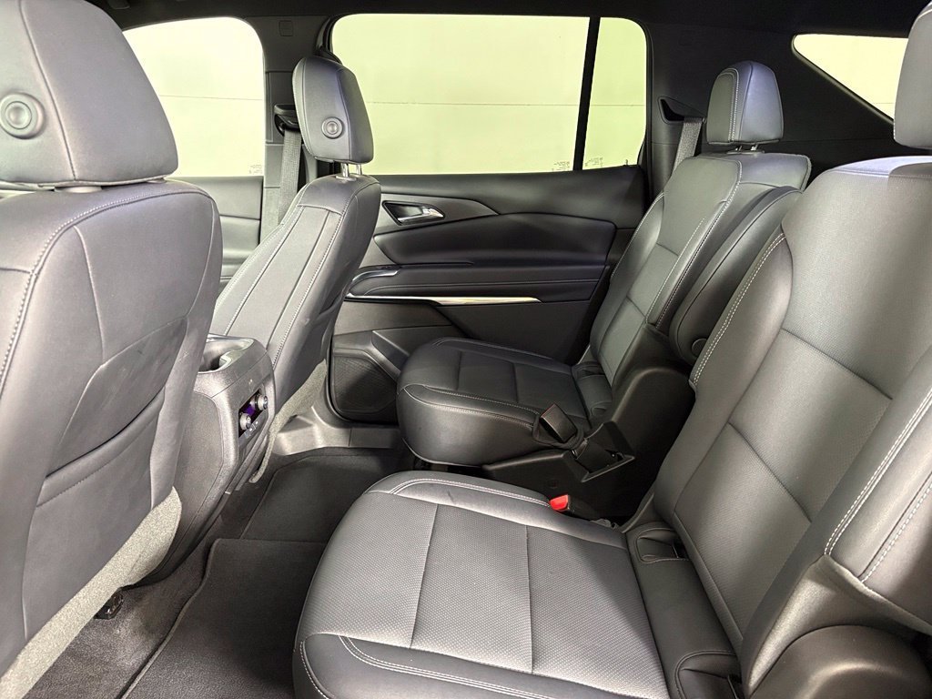 Used 2025 Chevrolet Traverse LT FWD image 37