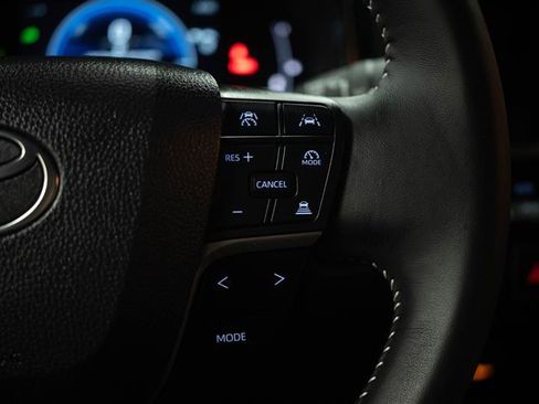 Used 2025 Toyota Camry SE image 25