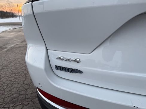 Used 2024 Jeep Grand Cherokee Laredo X image 22