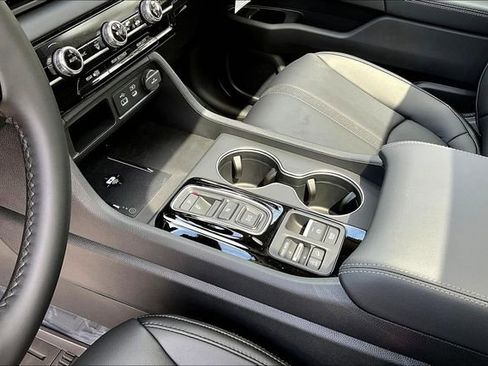 New 2025 Honda Pilot Touring image 8