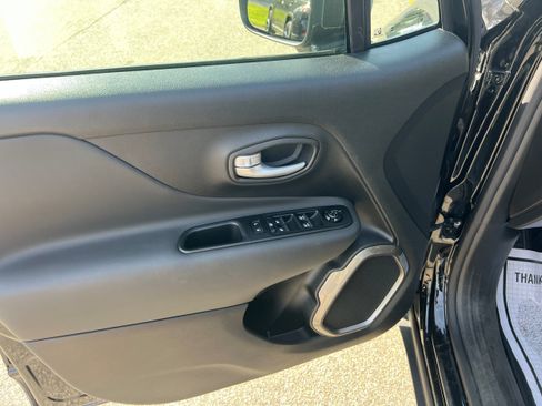 Used 2023 Jeep Renegade Latitude w/ Premium Group AWD/4WD image 11