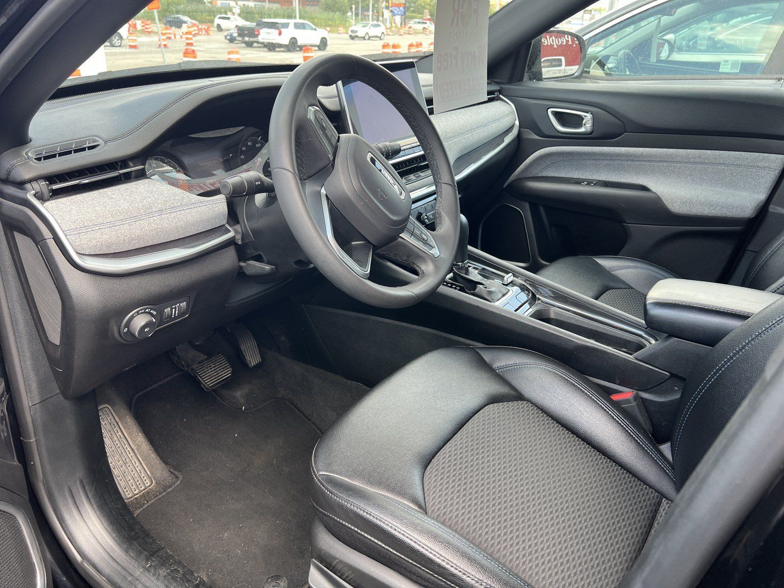 Used 2024 Jeep Compass Latitude AWD/4WD image 9