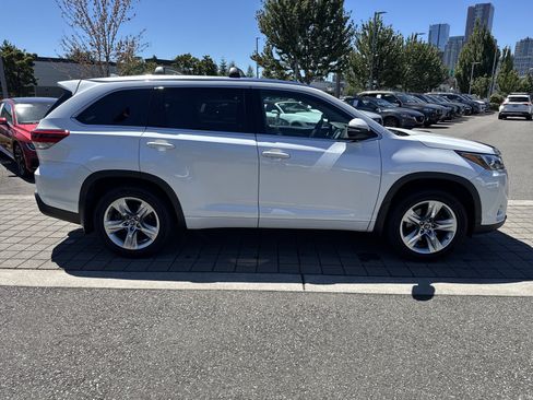 Used 2017 Toyota Highlander Limited AWD/4WD image 12