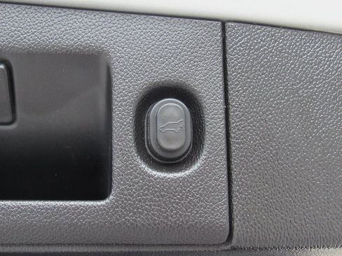 Used 2017 Cadillac Escalade Platinum image 6