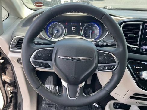 Used 2023 Chrysler Pacifica Touring-L FWD image 14