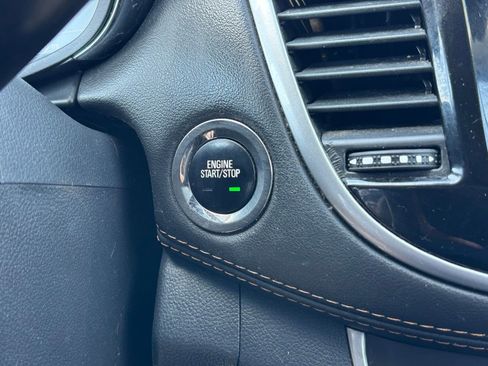 Used 2022 Chevrolet Trax LT w/ LT Convenience Package image 10