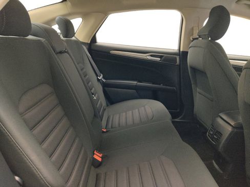 Used 2017 Ford Fusion SE w/ Fusion SE Technology Package image 19