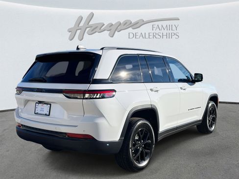 Used 2024 Jeep Grand Cherokee Altitude image 5