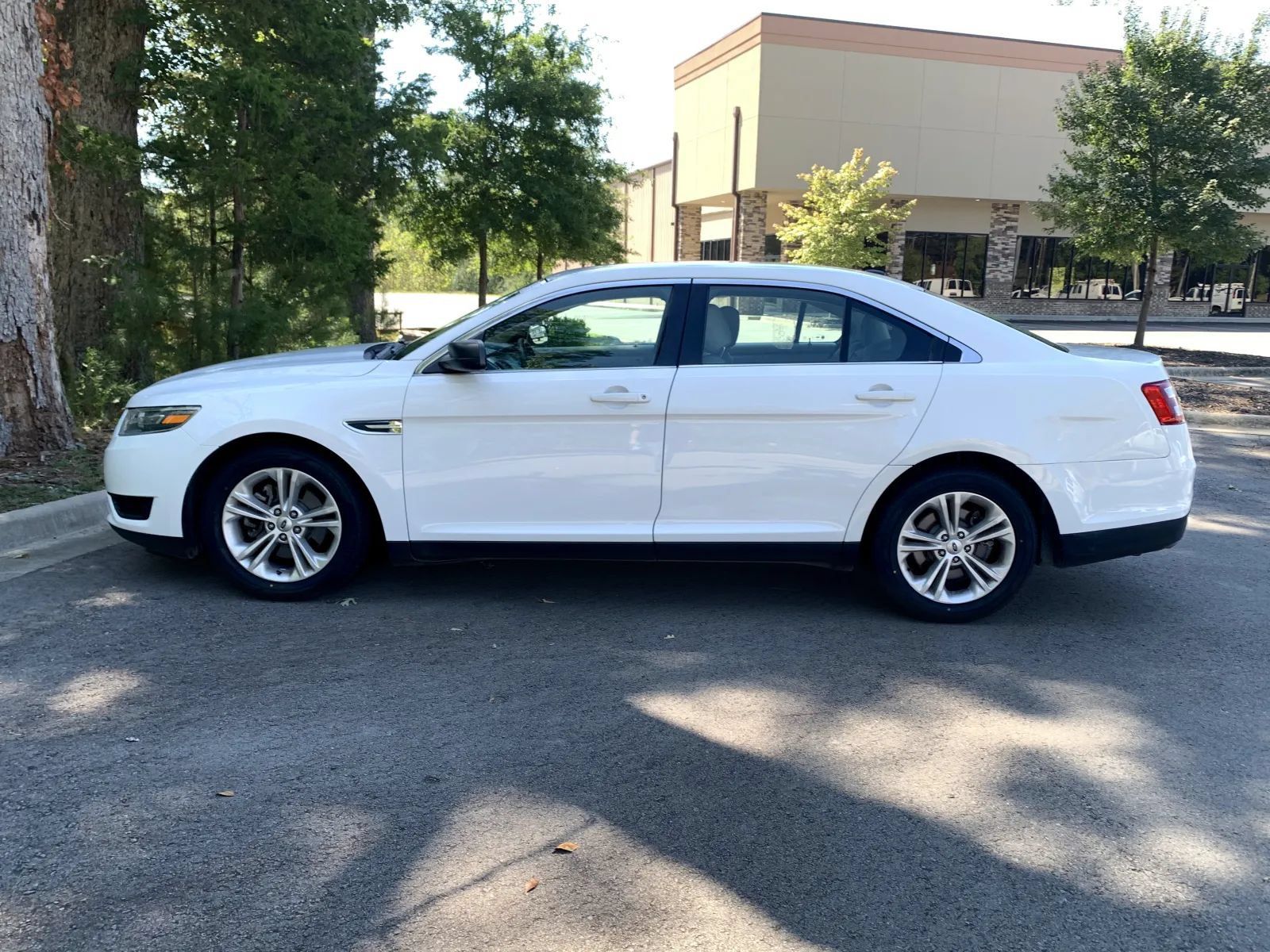 Used 2019 Ford Taurus SE FWD image 4