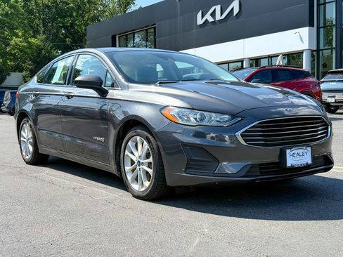 Used 2019 Ford Fusion SE FWD image 1
