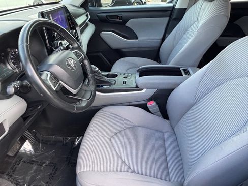 Used 2023 Toyota Highlander LE FWD image 17