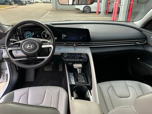 Used 2025 Hyundai Elantra Limited image 13