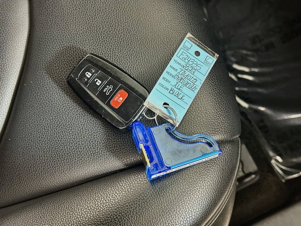 Used 2022 Toyota Highlander XLE AWD/4WD image 39
