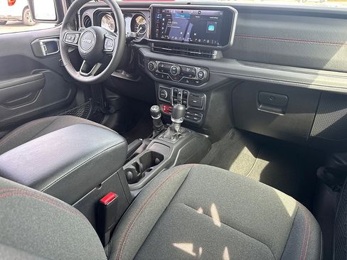 Used 2025 Jeep Wrangler Unlimited Rubicon image 22