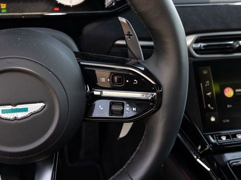 Used 2025 Aston Martin V8 Vantage Coupe RWD image 31