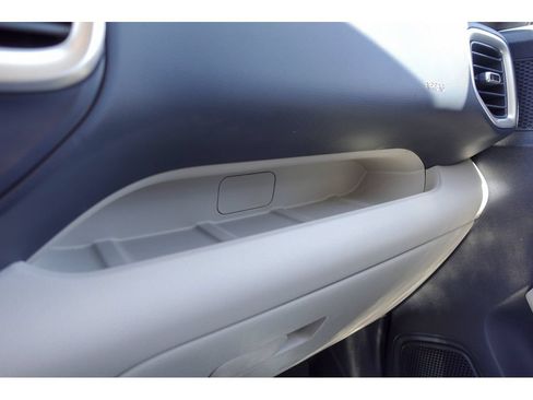 Used 2021 Hyundai Venue FWD image 25