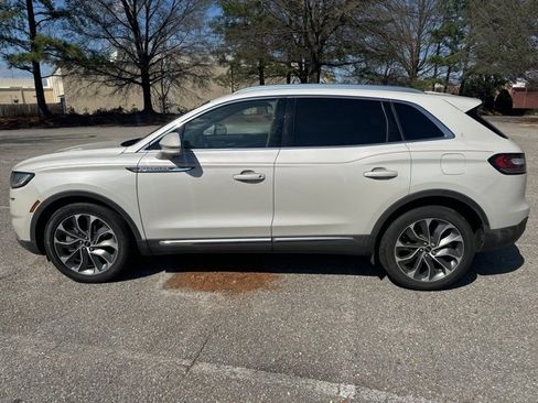 Used 2023 Lincoln Nautilus Reserve w/ Luxury Package image 3