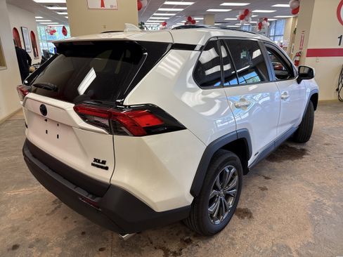 Used 2022 Toyota RAV4 XLE Premium AWD/4WD image 10