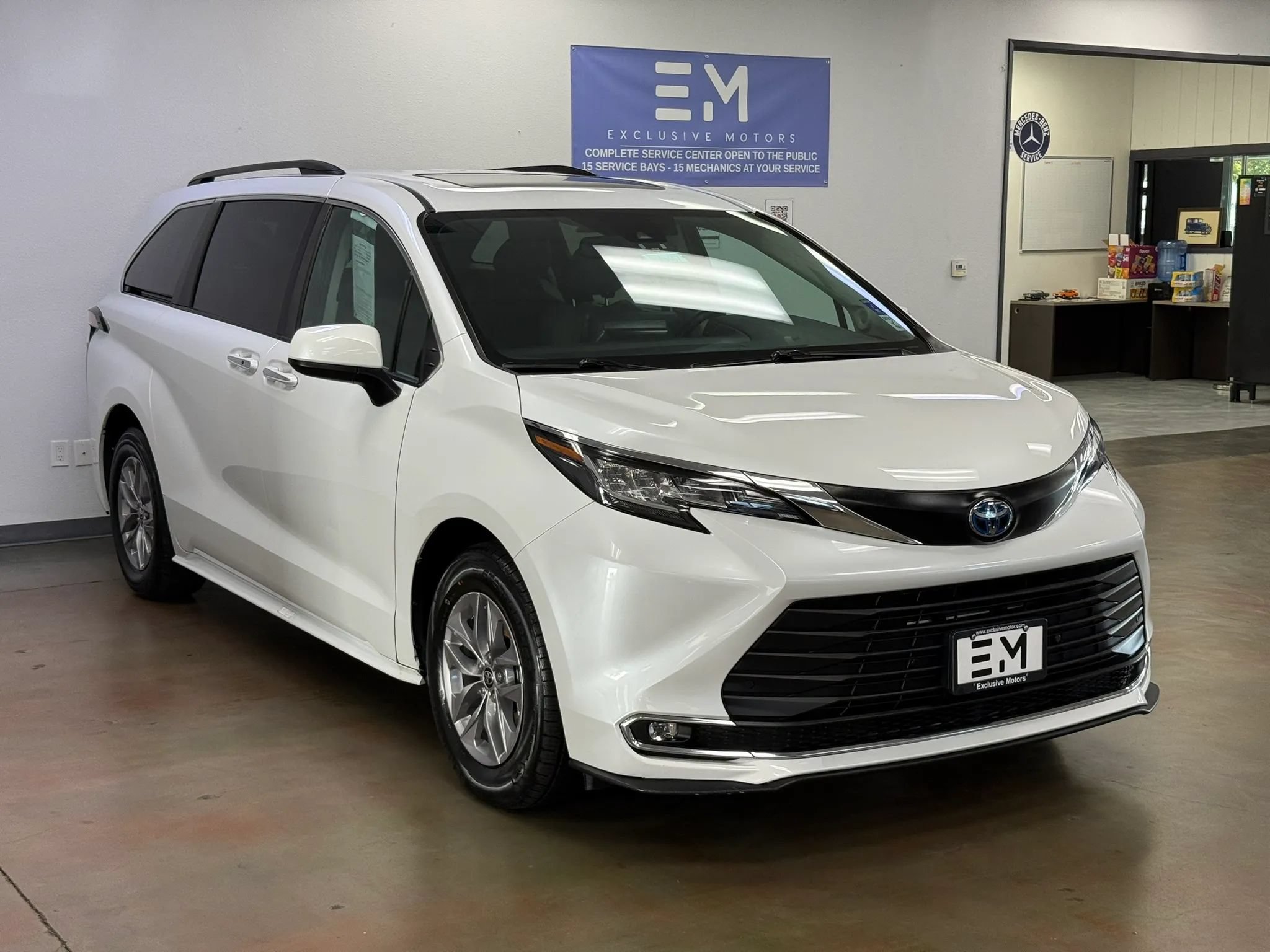 Used 2022 Toyota Sienna XLE w/ XLE Plus Package FWD image 2